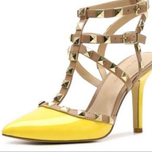 BCBG Shoes - 👡BCBG Pointed Toe Pumps & Scarf👠